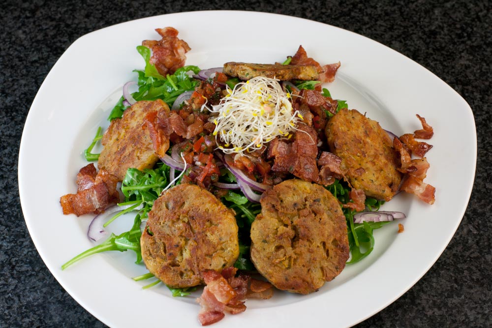 Rucola-Salat mit Tomatenvinaigrette und gebratenen Knödelscheiben