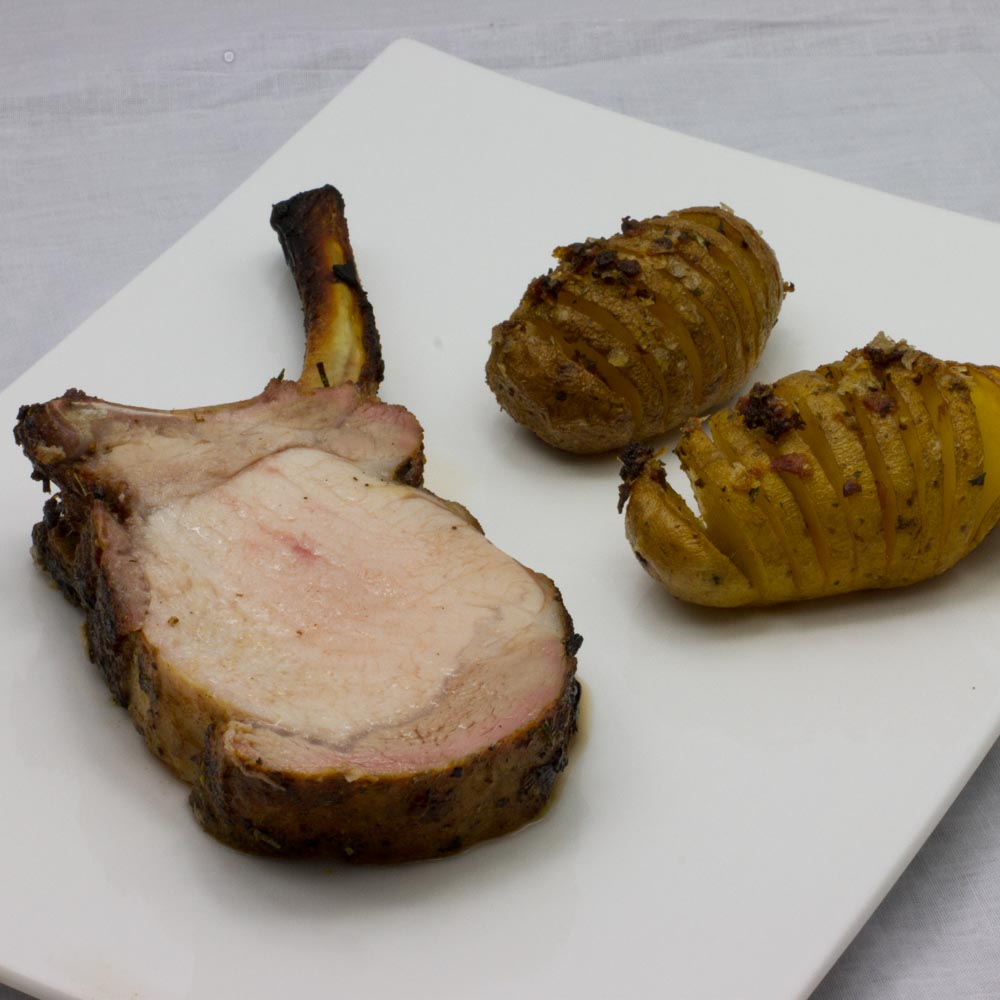 Duroc Rack und Hasselback Potatoes