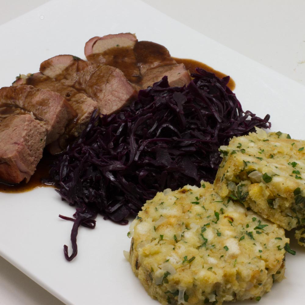 Rehkeule mit Rotkraut und Semmelknödel