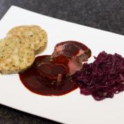 Gegrilltes Reh-Entrecôte mit Blaukraut und Semmelknödel