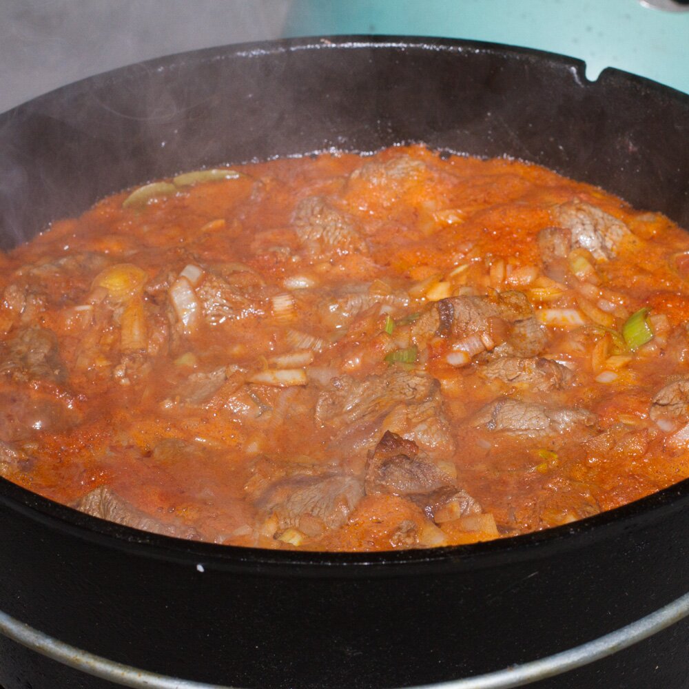 Rindsgulasch aus dem Dutch Oven